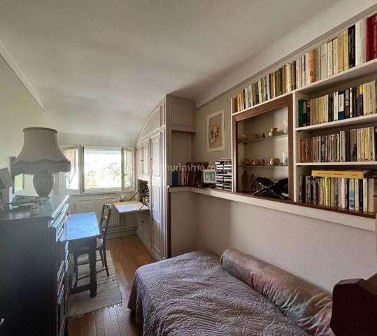 Vente                                                      Maison
                        
                     6 pièces                      130 m2                     à Joinville-le-Pont