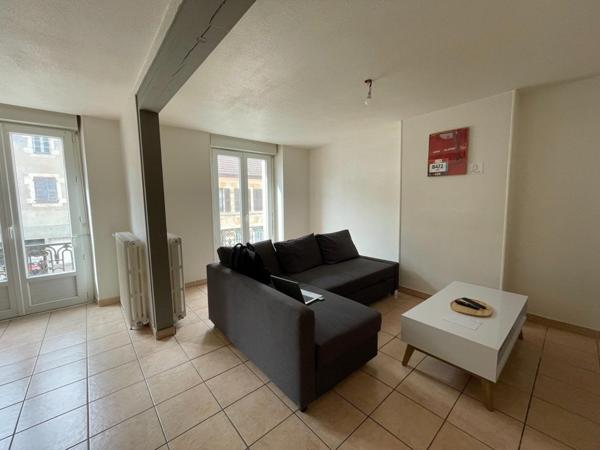 Belle opportunité de générer 2 revenus immédiatement pour cet immeuble mixte à Montmarault