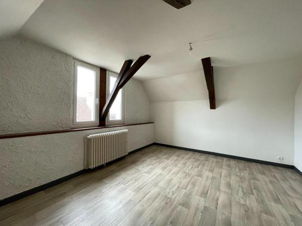 Belle opportunité de générer 2 revenus immédiatement pour cet immeuble mixte à Montmarault