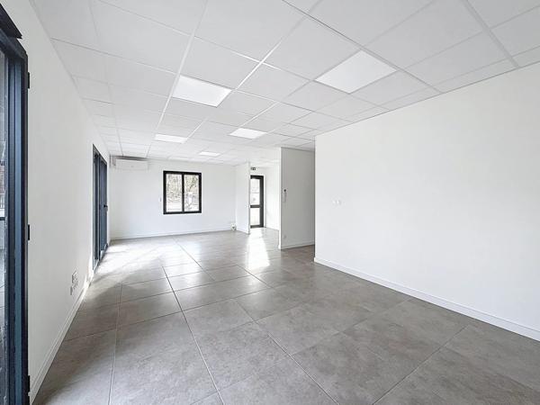 Location Local commercial 4 pièces 100 m2 à Nivolas-Vermelle