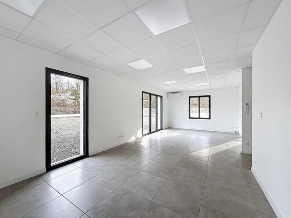 Location Local commercial 4 pièces 100 m2 à Nivolas-Vermelle
