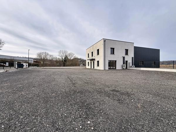 Location Local commercial 4 pièces 100 m2 à Nivolas-Vermelle