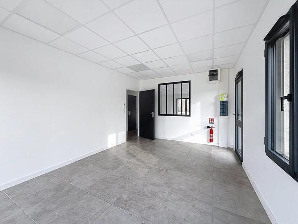 Location Local commercial 4 pièces 100 m2 à Nivolas-Vermelle