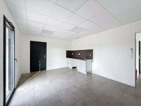 Location Local commercial 4 pièces 100 m2 à Nivolas-Vermelle