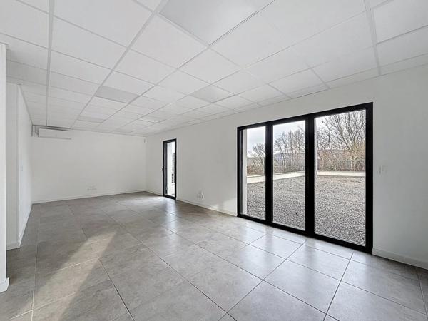 Location Local commercial 4 pièces 100 m2 à Nivolas-Vermelle