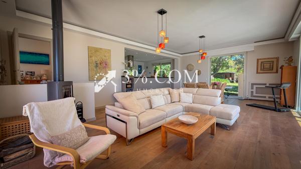 Villa
                                                                                                                                                                                                                                                                                                                        8 pièce(s)                                                                                                                                                                                                          4 chambre(s)                                                                                                                                                                                                          254  m²