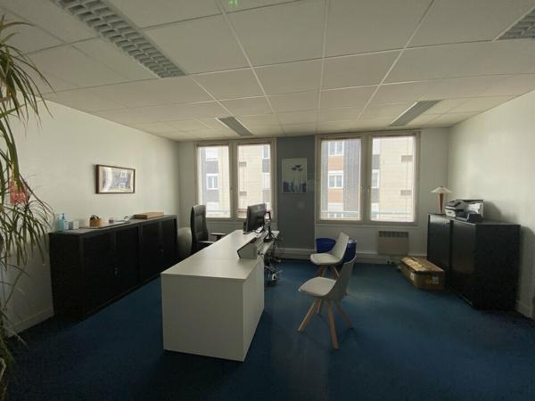 A LOUER - LE HAVRE centre - Quartier des affaires Bureaux très lumineux de 140 m2, équipé de prises RJ 45 avec baie de brassage et parkings privatifs