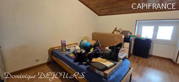 En Ardèche, dans la belle vallée de la Glueyre, Grande maison de village à Marcols Les Eaux avec une dépendance à rénover, un grand garage, caves, ...