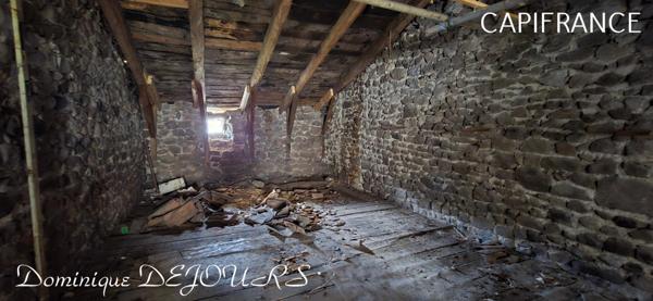 En Ardèche, dans la belle vallée de la Glueyre, Grande maison de village à Marcols Les Eaux avec une dépendance à rénover, un grand garage, caves, ...
