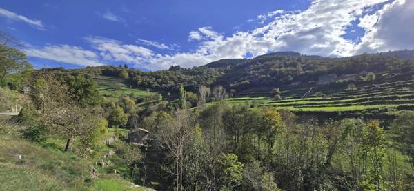En Ardèche, dans la belle vallée de la Glueyre, Grande maison de village à Marcols Les Eaux avec une dépendance à rénover, un grand garage, caves, ...