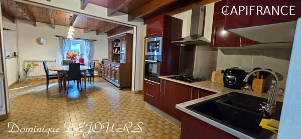 En Ardèche, dans la belle vallée de la Glueyre, Grande maison de village à Marcols Les Eaux avec une dépendance à rénover, un grand garage, caves, ...