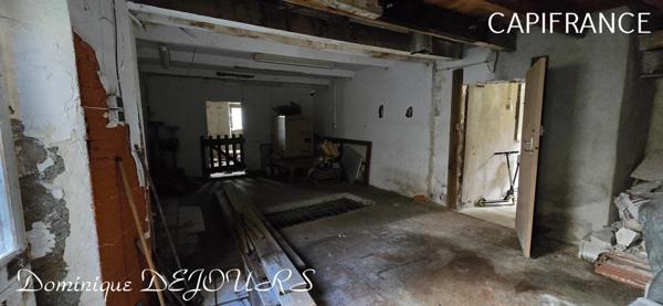 En Ardèche, dans la belle vallée de la Glueyre, Grande maison de village à Marcols Les Eaux avec une dépendance à rénover, un grand garage, caves, ...