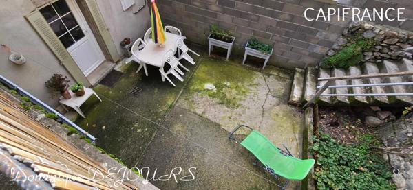 En Ardèche, dans la belle vallée de la Glueyre, Grande maison de village à Marcols Les Eaux avec une dépendance à rénover, un grand garage, caves, ...