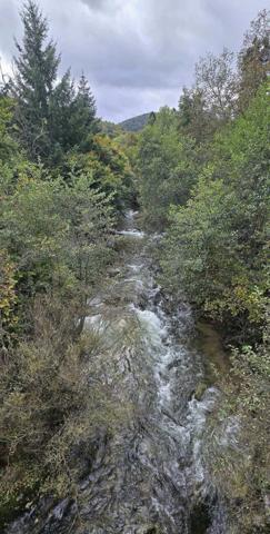 En Ardèche, dans la belle vallée de la Glueyre, Grande maison de village à Marcols Les Eaux avec une dépendance à rénover, un grand garage, caves, ...