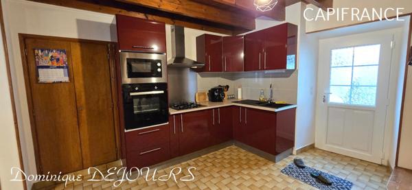 En Ardèche, dans la belle vallée de la Glueyre, Grande maison de village à Marcols Les Eaux avec une dépendance à rénover, un grand garage, caves, ...