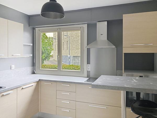 A vendre Angers les Banchais, appartement type 2, une chambre, cuisine aménagée équipée, cave plus place de parking privative. A deux minutes de la ligne B du tramway arrêt deux-croix. et à proximité de la ligne de bus numéro 7.