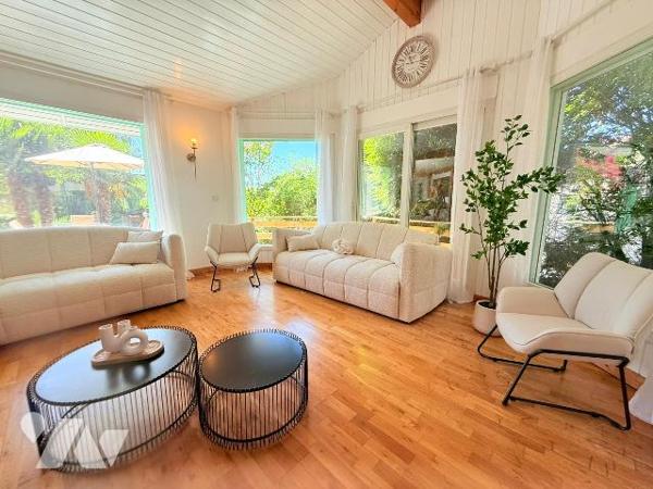 Villa de caractère proche de la frontière.