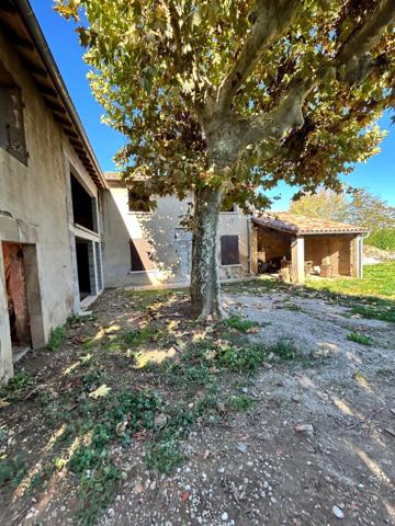 MAISON EN PIERRE AVEC GRANGES ET TERRAIN 3500m2