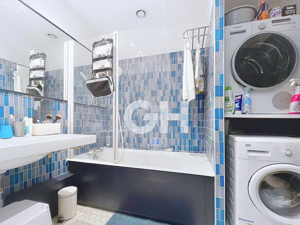 Grand studio de 47 m2 dans immeuble de standing -rue calme toute proximité de la Place de la Nation