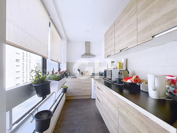 Grand studio de 47 m2 dans immeuble de standing -rue calme toute proximité de la Place de la Nation