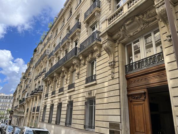Bureaux à louer Paris 17 proche Arc de Triomphe dans immeuble haussmannien