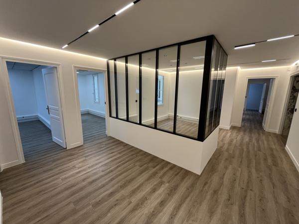 Bureaux à louer Paris 17 proche Arc de Triomphe dans immeuble haussmannien