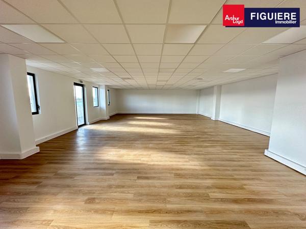 BUREAUX NEUFS À PERTUIS AVEC NOMBREUX PARKINGS