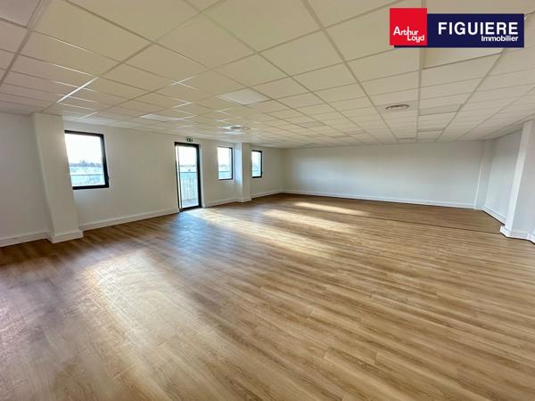 BUREAUX NEUFS À PERTUIS AVEC NOMBREUX PARKINGS
