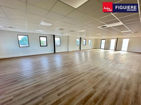 BUREAUX NEUFS À PERTUIS AVEC NOMBREUX PARKINGS