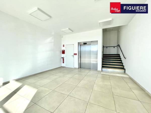 BUREAUX NEUFS À PERTUIS AVEC NOMBREUX PARKINGS