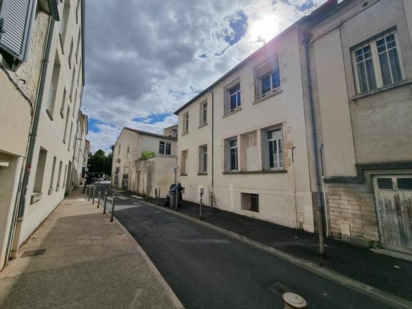 BUREAUX À VENDRE – CENTRE-VILLE, À CÔTÉ DE LA PLACE DE LA BRÈCHE