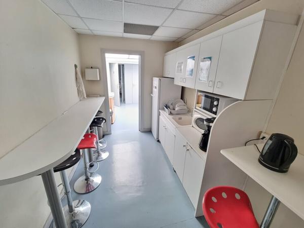 BUREAUX À VENDRE – CENTRE-VILLE, À CÔTÉ DE LA PLACE DE LA BRÈCHE