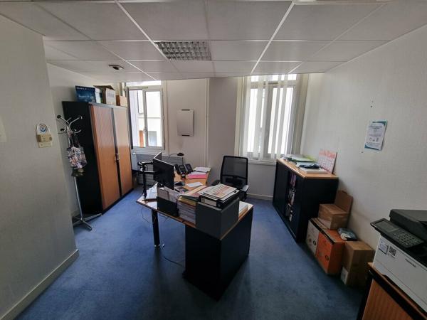 BUREAUX À VENDRE – CENTRE-VILLE, À CÔTÉ DE LA PLACE DE LA BRÈCHE