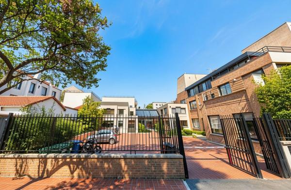 Immeuble indépendant avec cour intérieure, à vendre à Suresnes