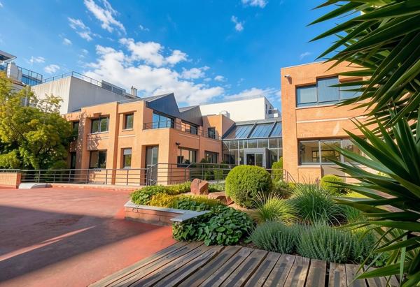 Immeuble indépendant avec cour intérieure, à vendre à Suresnes