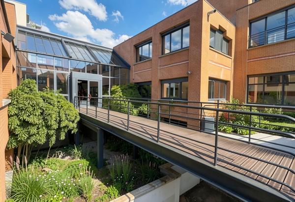 Immeuble indépendant avec cour intérieure, à vendre à Suresnes