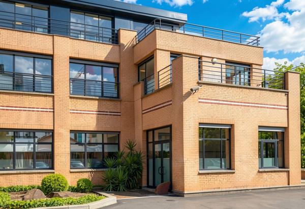 Immeuble indépendant avec cour intérieure, à vendre à Suresnes