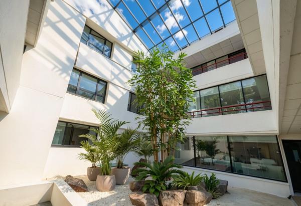 Immeuble indépendant avec cour intérieure, à vendre à Suresnes