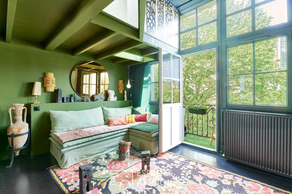Atelier rénové en dernier étage avec balcon – Avenue Junot