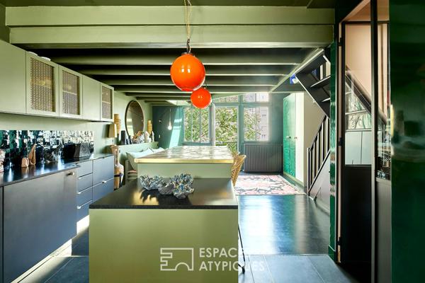 Atelier rénové en dernier étage avec balcon – Avenue Junot