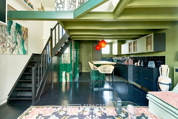 Atelier rénové en dernier étage avec balcon – Avenue Junot