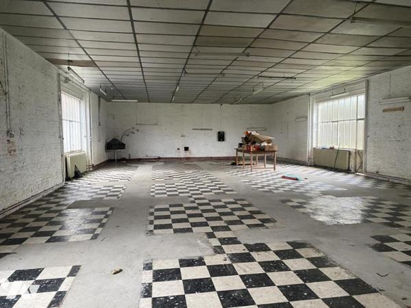 GRANGE AVEC TERRRAIN