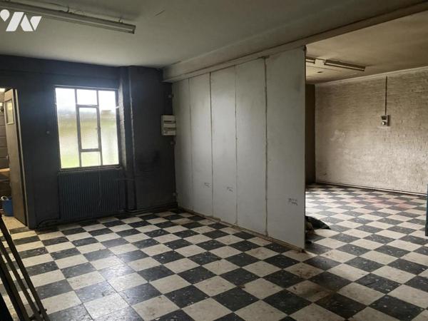 GRANGE AVEC TERRRAIN