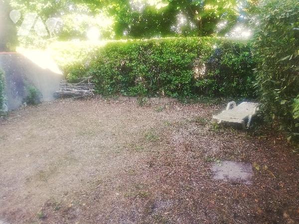 A proximité immédiate de Pontaillac, maison ancienne sur 2 niveaux à rénover avec jardin clos.