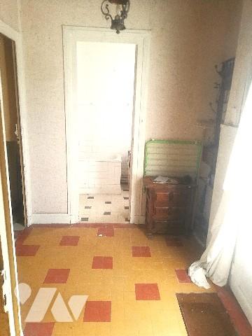 A proximité immédiate de Pontaillac, maison ancienne sur 2 niveaux à rénover avec jardin clos.