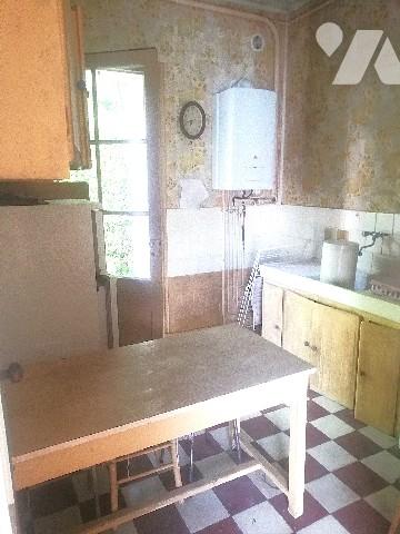 A proximité immédiate de Pontaillac, maison ancienne sur 2 niveaux à rénover avec jardin clos.