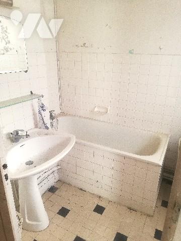 A proximité immédiate de Pontaillac, maison ancienne sur 2 niveaux à rénover avec jardin clos.