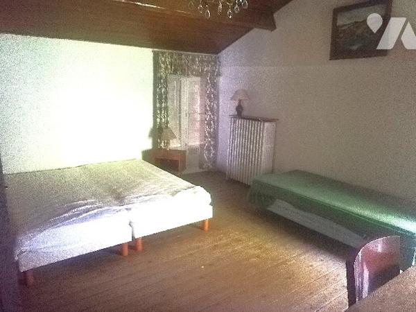 A proximité immédiate de Pontaillac, maison ancienne sur 2 niveaux à rénover avec jardin clos.