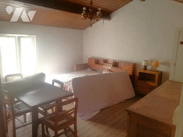 A proximité immédiate de Pontaillac, maison ancienne sur 2 niveaux à rénover avec jardin clos.