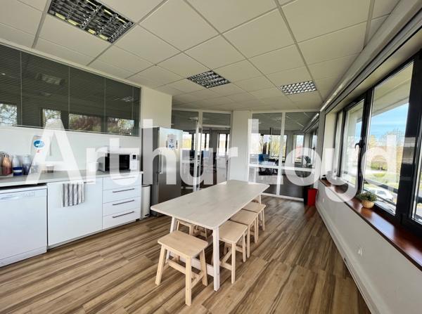 Bel immeuble tertiaire - Plateau de bureaux 172 m²